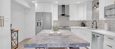 Refrigerador, microondas, horno, placa de cocina