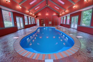 Una piscina cubierta, una piscina climatizada