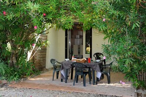 Outdoor dining - Holiday home in a quiet private park in Valras-Plage (Sérignan)