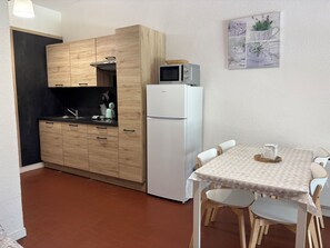 Fridge, microwave, stovetop, coffee/tea maker