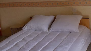 3 bedrooms, iron/ironing board, bed sheets