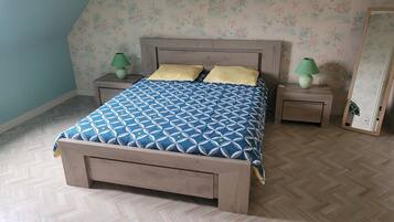 3 bedrooms, iron/ironing board, bed sheets