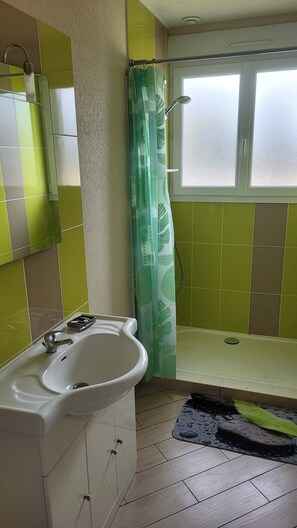 Een douche, een haardroger, handdoeken, toiletpapier