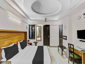 Signature Room | Desk, laptop workspace, blackout drapes, soundproofing - Signature Plaza By MERRIMENT (New Delhi)
