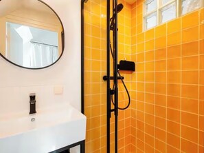 Douche, serviettes fournies, savon, papier toilette