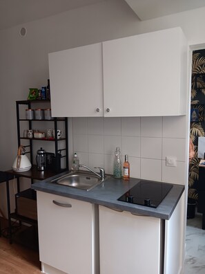 Kylskåp, mikrovågsugn, spishäll och grytor/köksredskap