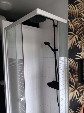 تجهيزات دش، مجففات شعر، مناشف، صابون