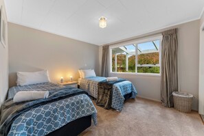 3 bedrooms, iron/ironing board, WiFi, bed sheets