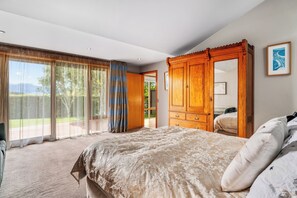 5 bedrooms, iron/ironing board, WiFi, bed sheets