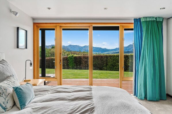 5 bedrooms, iron/ironing board, WiFi, bed sheets