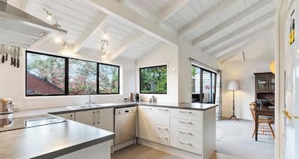 Waiake Family Retreat - Auckland Holiday Home