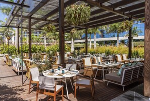 تناول الطعام بالخارج