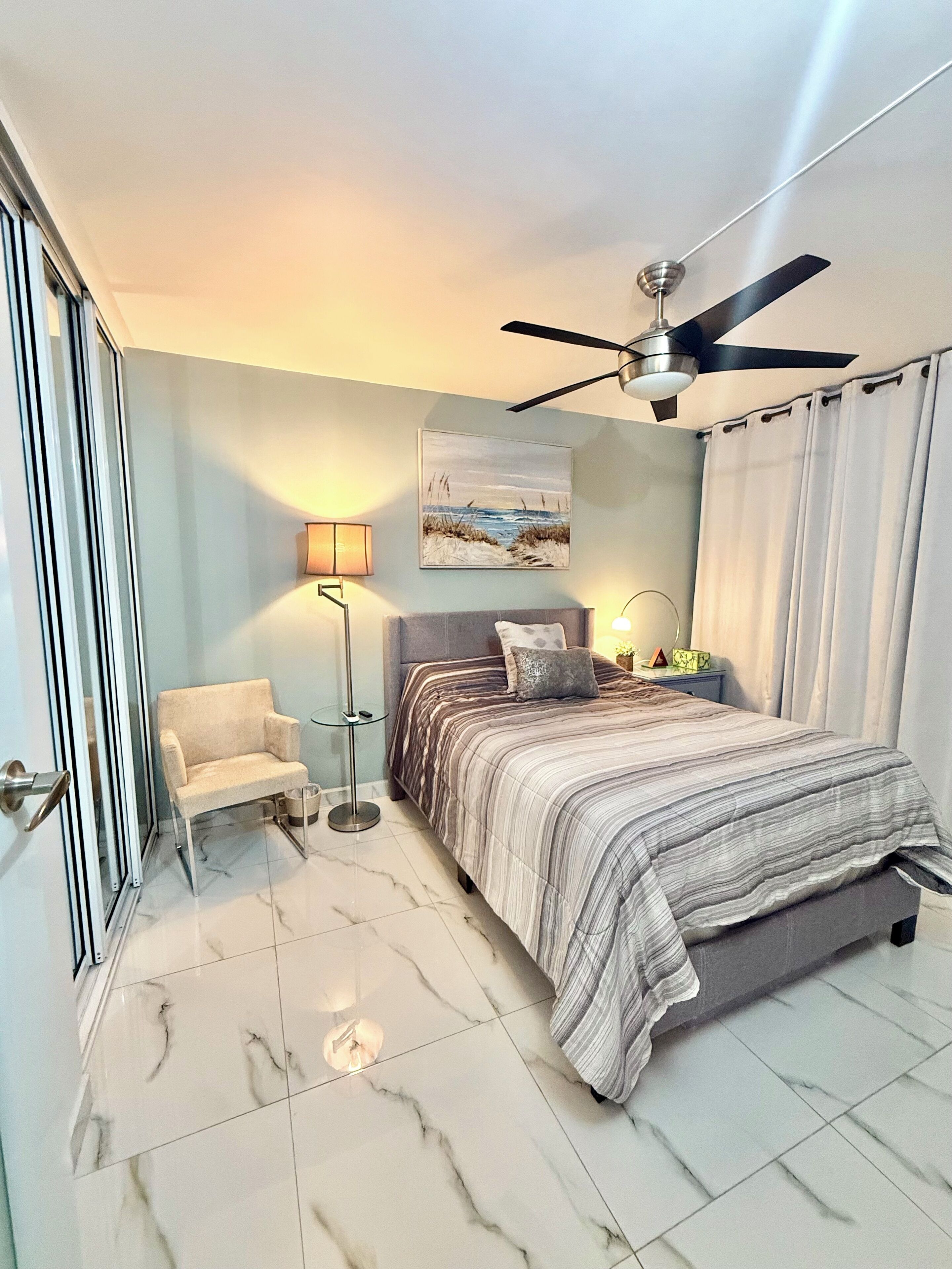 3 habitaciones, tabla de planchar con plancha, wifi y ropa de cama 