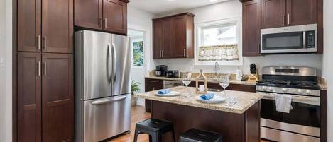 Kjøleskap, mikrobølgeovn, ovn og kokeplater