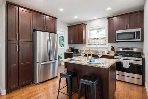 Lockport Haven/3 King Beds/Wi-fi/Near Downtown!