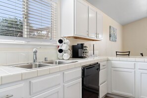 Private kitchen - Spacious Home Right off 99 Fwy (Bakersfield)