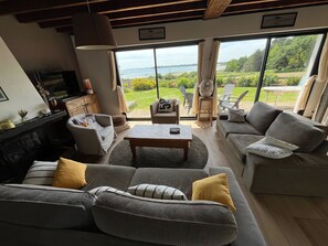 Fernseher, DVD-Player, Bücher, Stereoanlage