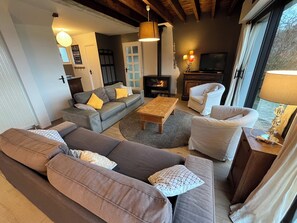 TV, fireplace, DVD player, books