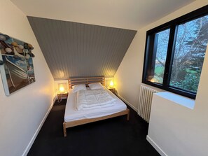 4 bedrooms, desk, iron/ironing board, travel cot