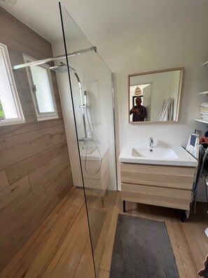 Dusch, hårtork och toalettpapper