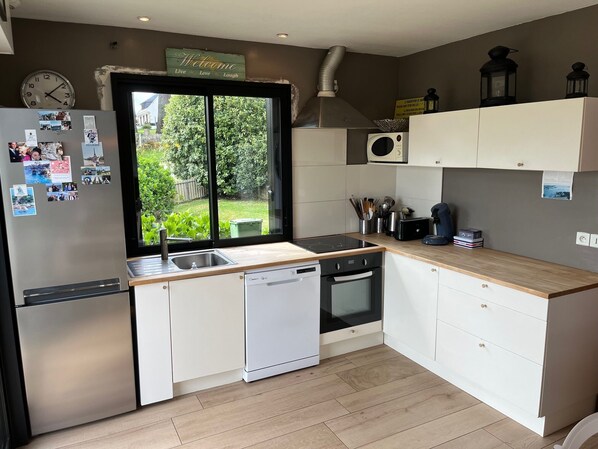 Kühlschrank, Mikrowelle, Ofen, Herdplatte