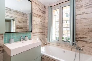 Dusche, Haartrockner, Hausschuhe, Bidet