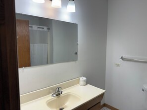 Værelse - 2 queensize-senge - udsigt til gårdsplads | Badeværelse | Kombination af bruser/badekar, håndklæder, Sæbe, Shampoo