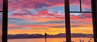 Waterfront Gated, Breathtaking Mountain & Lake View Guest House on Lake Stevens!