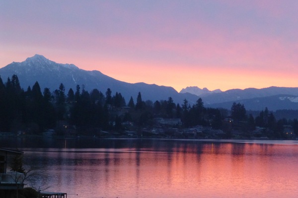Sunrise and sunset views of the cascade Mountain range and beautiful Lake Steven