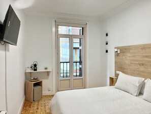 Estudi en suite Comfort, balcó, vistes a la ciutat | Espai de treball apte per a portàtils, wifi gratuïta i roba de llit 