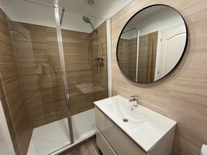 Economy Double or Twin Room, City View | Bathroom | Shower, hair dryer, towels, soap - Pensión Miramar (San Sebastian)