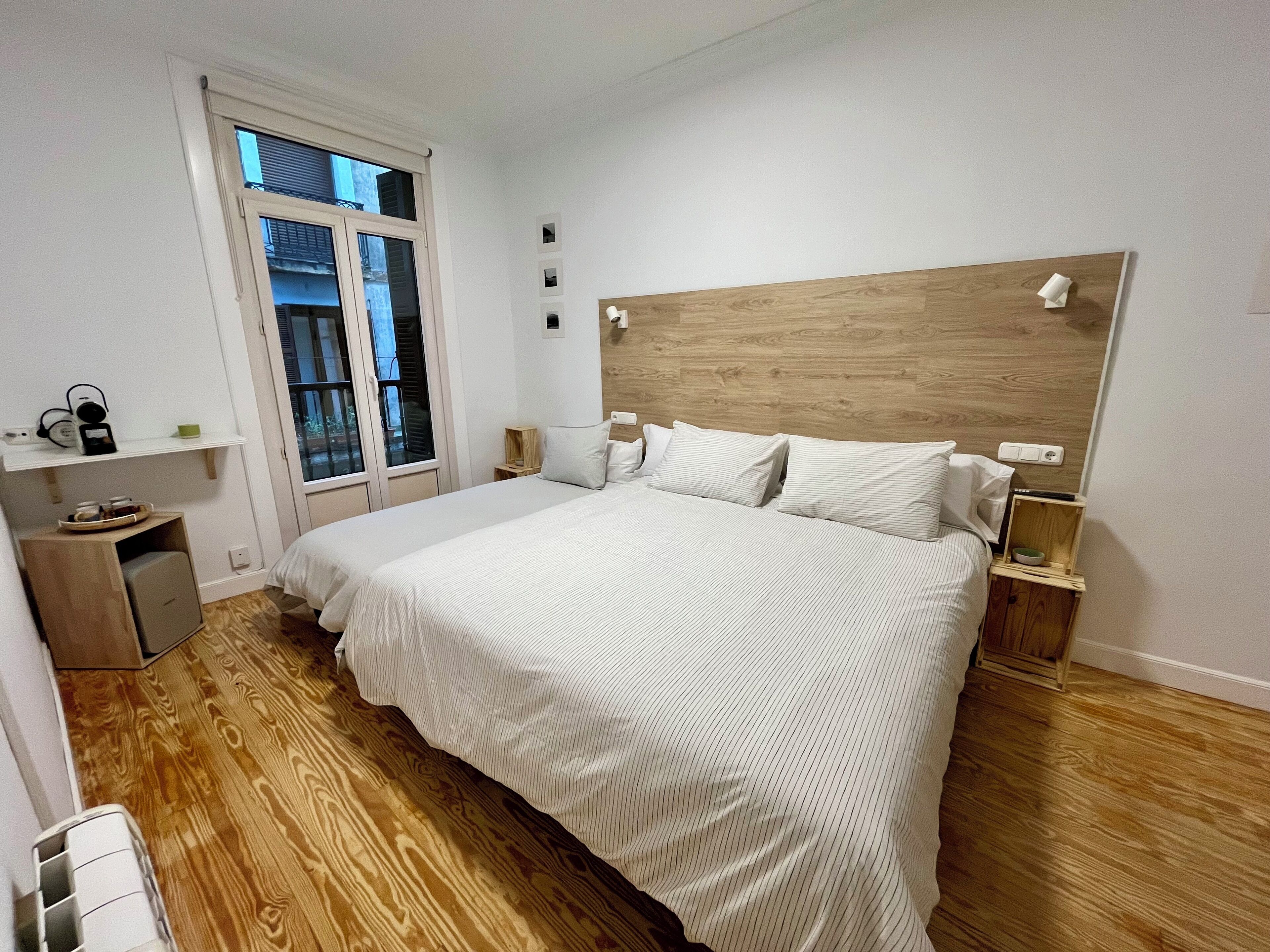 Espace de travail pour ordinateur portable, Wi-Fi gratuit, draps fournis