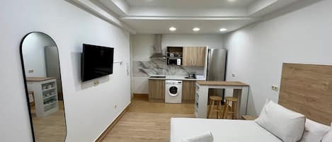 Basic Studio | Laptop workspace, free WiFi, bed sheets