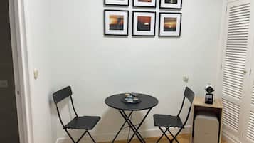Habitación económica con 1 cama matrimonial o 2 individuales, vista a la ciudad | Espacio para trabajar con laptop, wifi gratis y ropa de cama