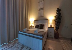 Apartamento Confort, vistas al canal | Sistema de insonorización, tabla de planchar con plancha, wifi gratis