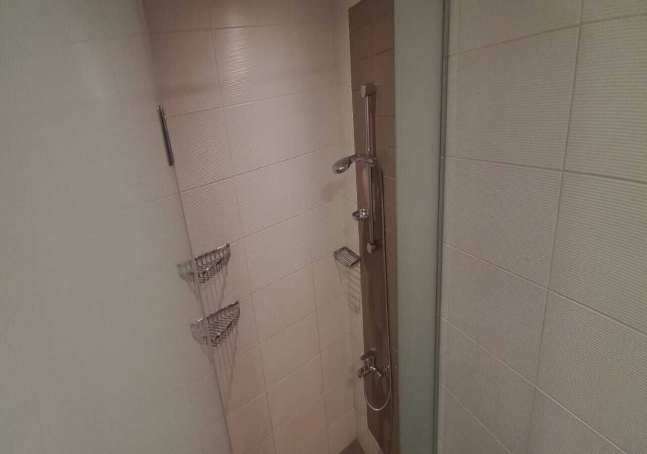 Un baño con ducha, inodoro y lavabo.