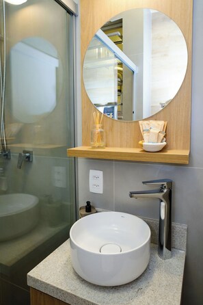 Haartrockner, Handtücher, Seife, Shampoo