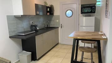 Geladeira, micro-ondas, cooktop, cafeteira/chaleira