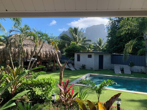 Chic 1-bedroom apartment with pool, WiFi, AC in Povai Bay near Matira Beach