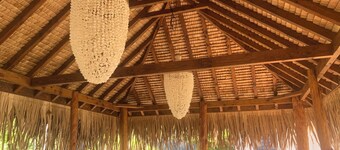 Chic 1-bedroom apartment with pool, WiFi, AC in Povai Bay near Matira Beach