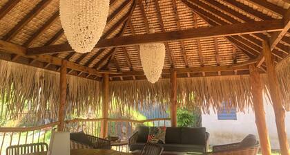 Chic 1-bedroom apartment with pool, WiFi, AC in Povai Bay near Matira Beach