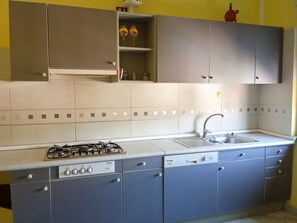 Een koelkast, een kookplaat, een koffiezetapparaat/waterkoker