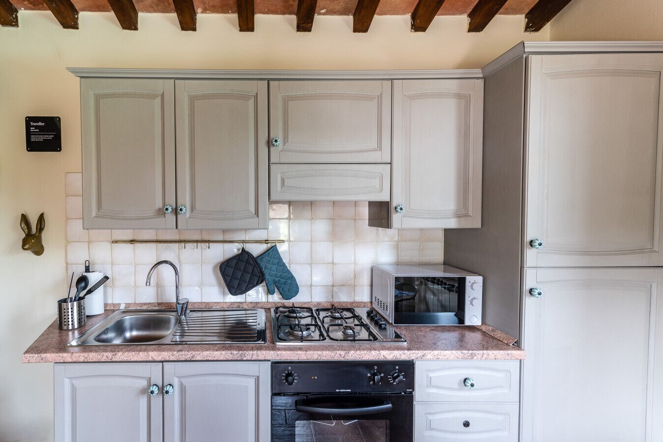 Frigorifero, microonde, forno, piano cottura