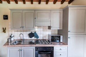 ثلاجة، ميكروويف، فرن، موقد طهي مسطح