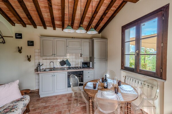 Frigorifero, microonde, forno, piano cottura