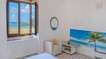 2 camere, una scrivania, lenzuola