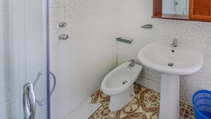 Ein Badezimmer mit Toilette, Bidet und Waschbecken.