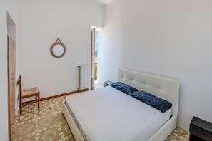 2 Schlafzimmer, Schreibtisch, Bettwäsche