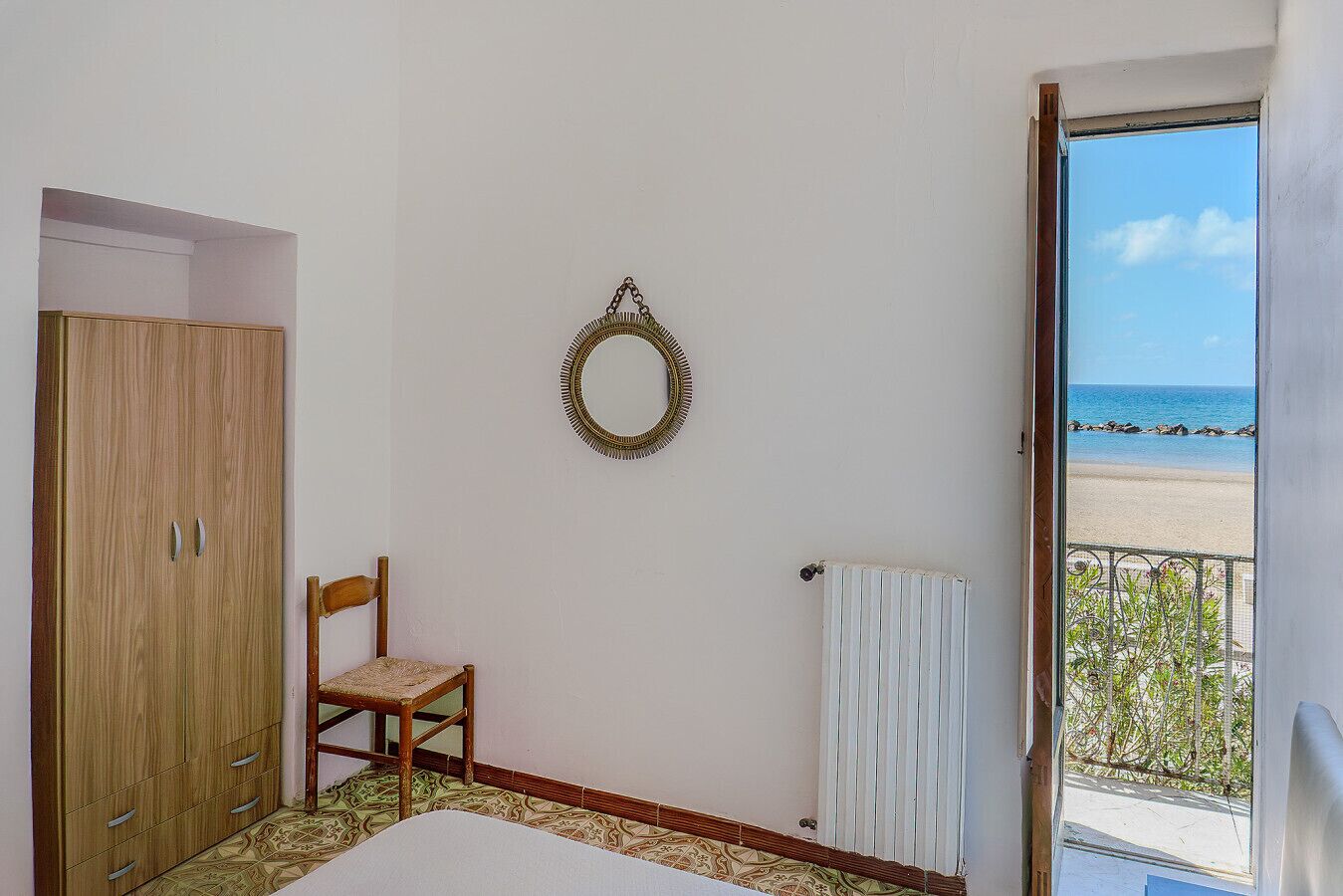 2 camere, una scrivania, lenzuola