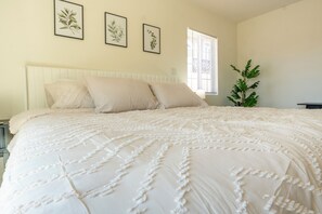 4 bedrooms, desk, iron/ironing board, free WiFi